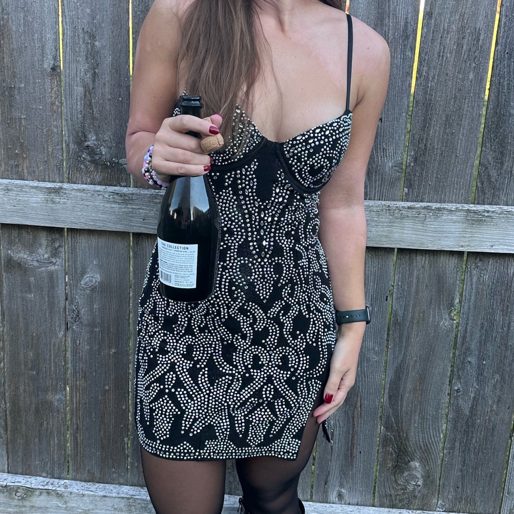 SEXY BLACK MINI DRESS. SMALL SLIT. SIZE MEDIUM